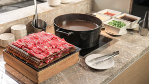 台南美食餐廳│食東西自助餐廳晚餐-牛肉湯