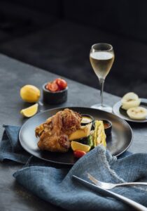 隱糧無國界料理-香酥德國豬腳搭情人果酸菜
