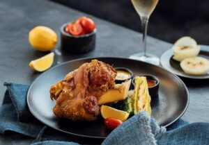 隱糧無國界料理-香酥德國豬腳搭情人果酸菜