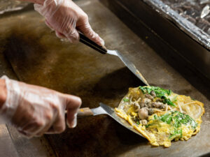 台南美食餐廳│食東西自助餐廳晚餐-現煎脆皮蚵仔煎